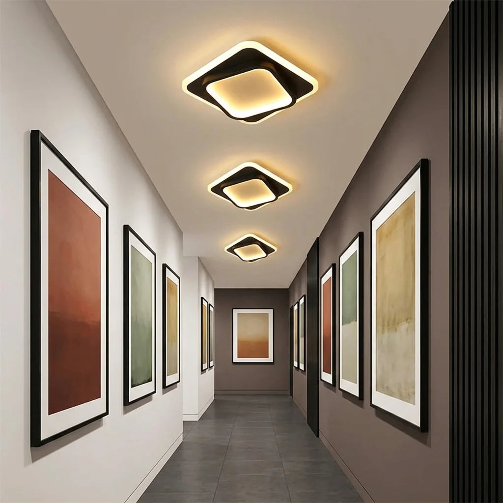 Plafonniers carrés noirs dans un long couloir à tableaux