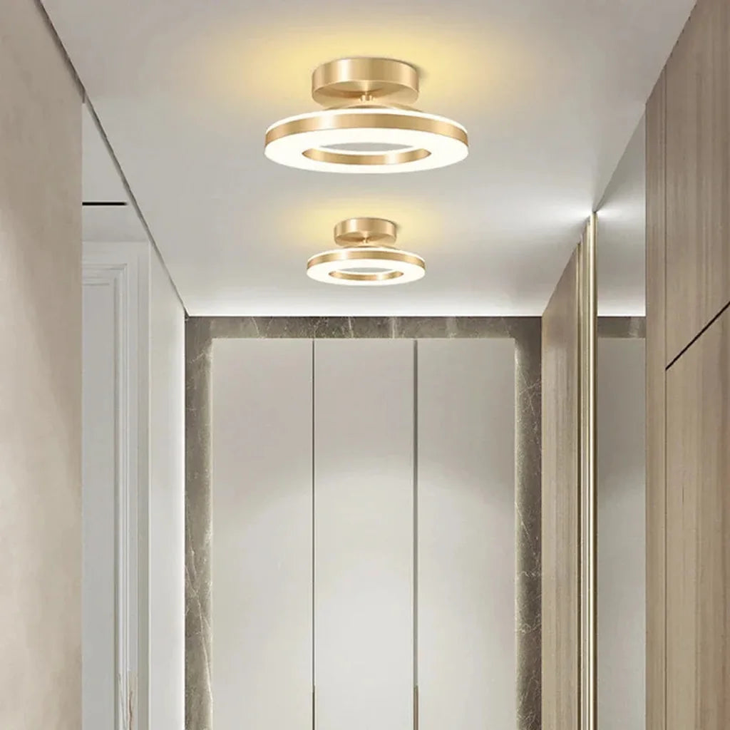 Plafonniers LED anneau alignés dans un long couloir