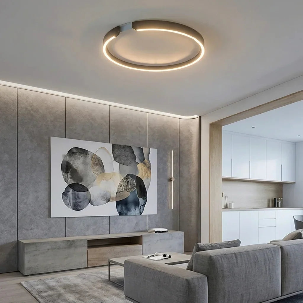 Plafonnier LED anneau dans un salon moderne gris