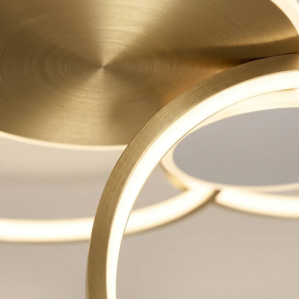 Anneau en aluminium doré brossé et bande LED vus de près