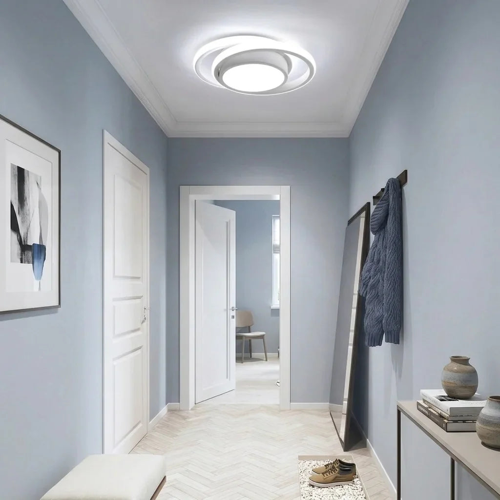 Plafonnier LED à anneaux dans une entrée gris-bleu