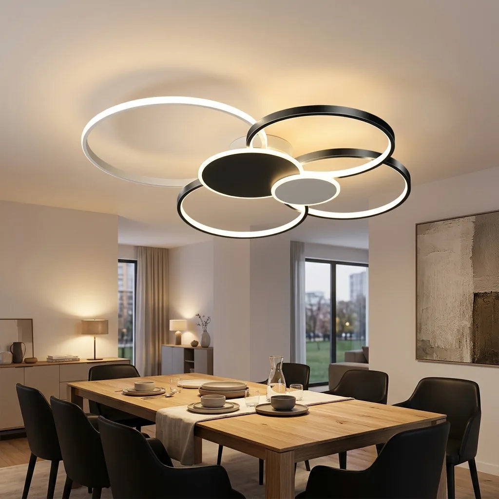 Plafonnier à anneaux noirs au-dessus d’une table à manger