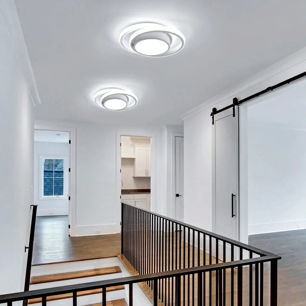 Deux plafonniers à anneaux sur un palier lumineux
