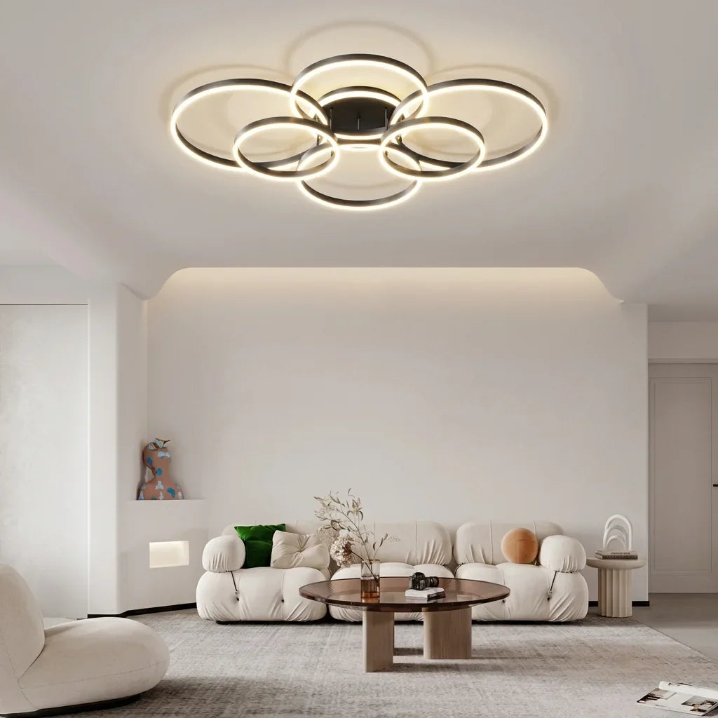 Plafonnier à anneaux dans un salon minimaliste
