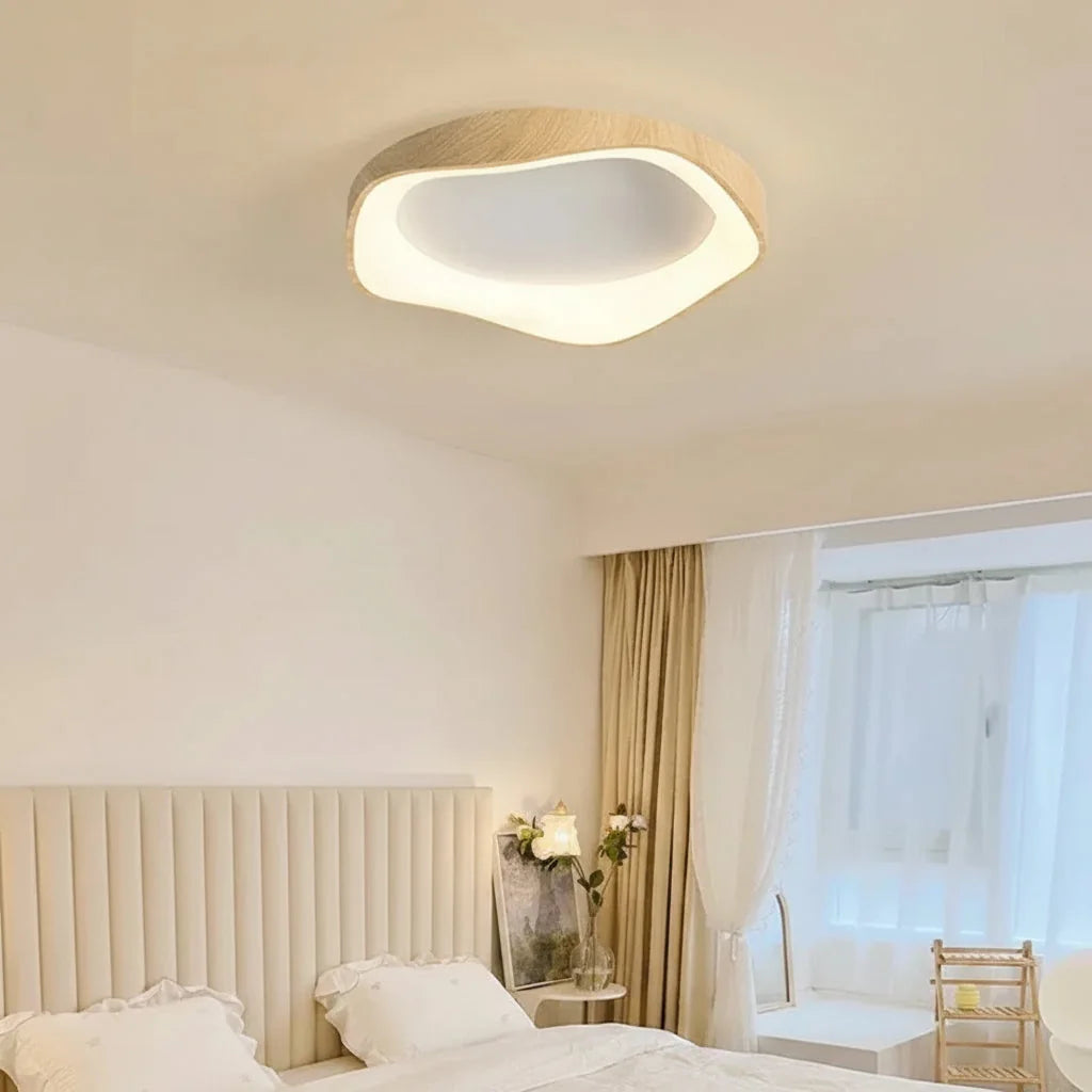 Plafonnier LED bois clair dans une chambre