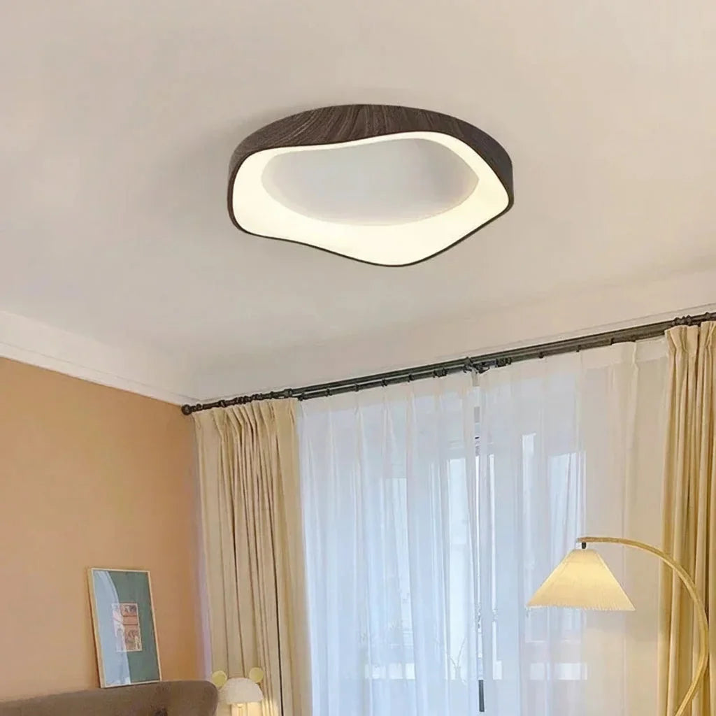 Plafonnier LED noyer dans un salon lumineux