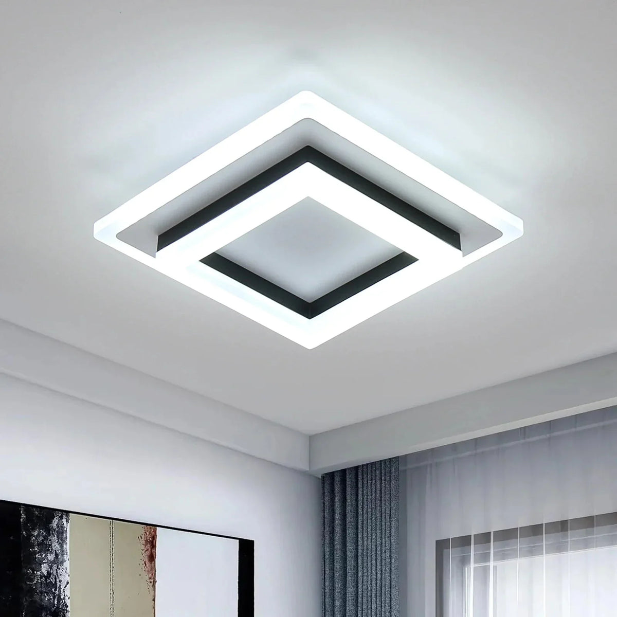 Plafonnier LED carré dans une pièce claire