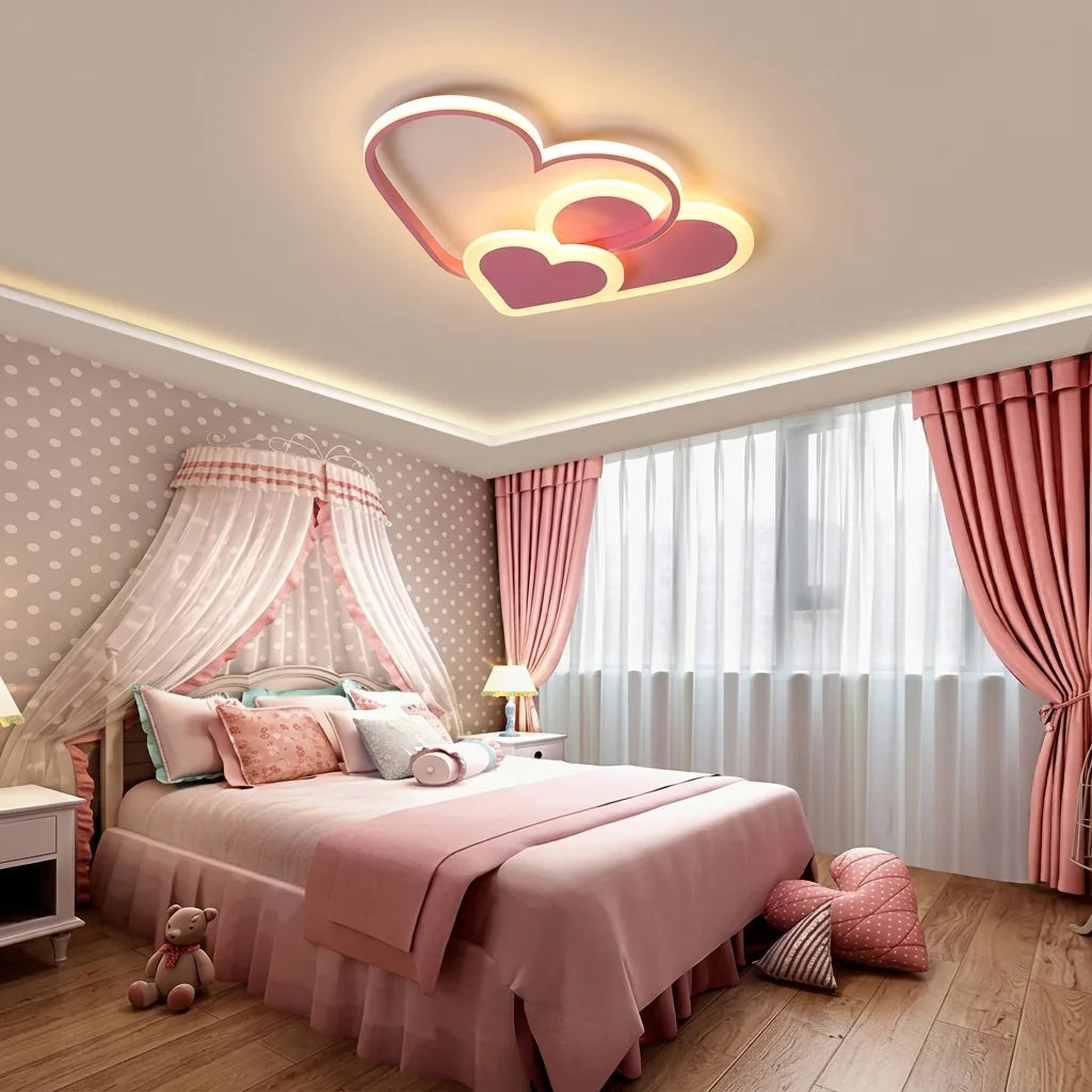 Plafonnier cœurs dans une chambre de fille rose