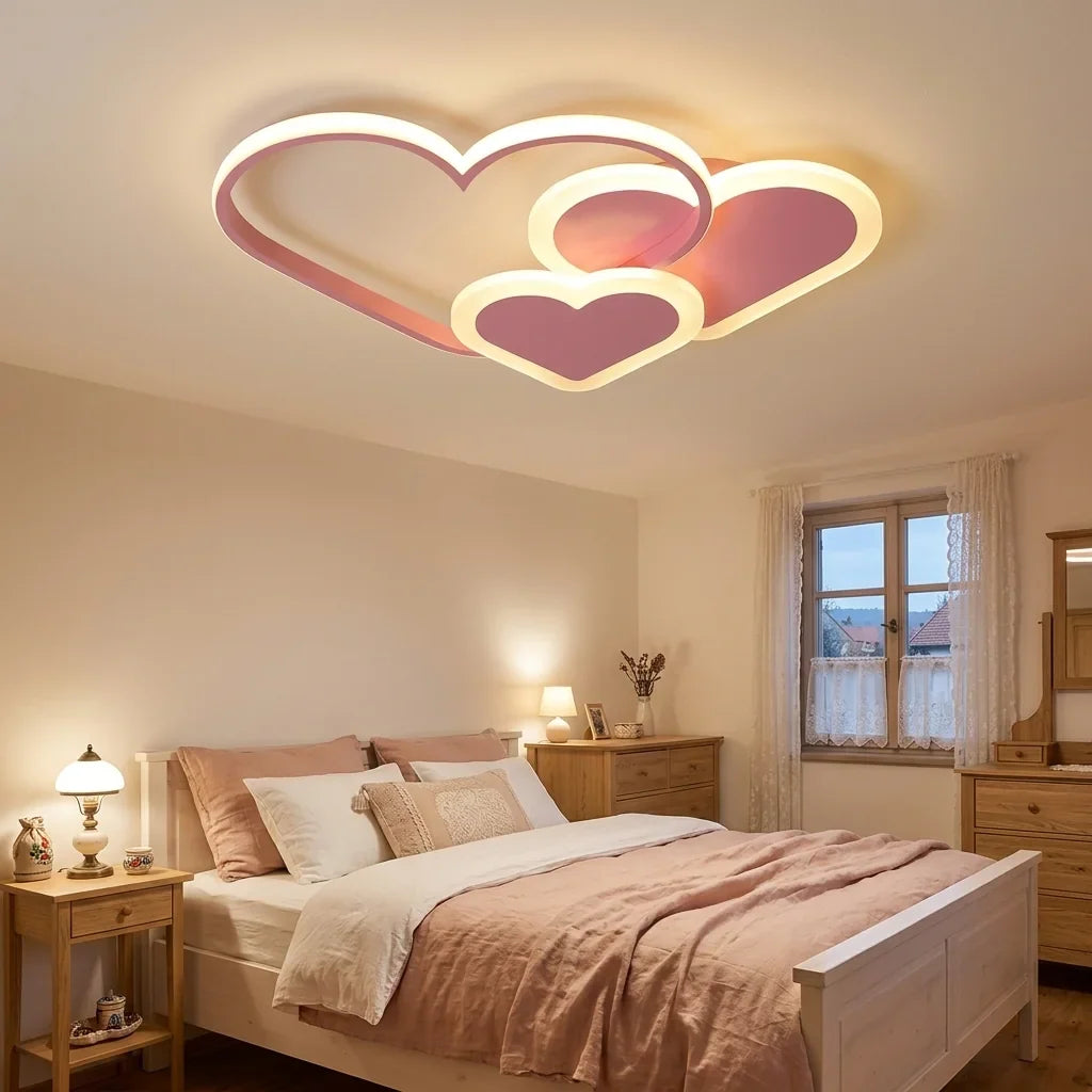 Plafonnier cœurs dans une chambre romantique