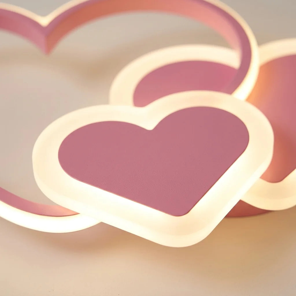 Cœur rose et contour lumineux vus de près