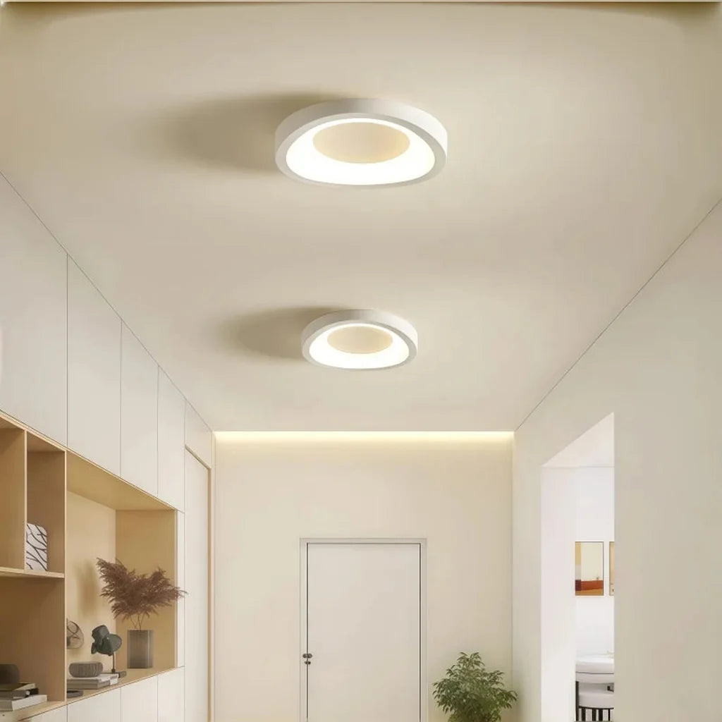 Plafonniers LED créatifs dans un couloir clair