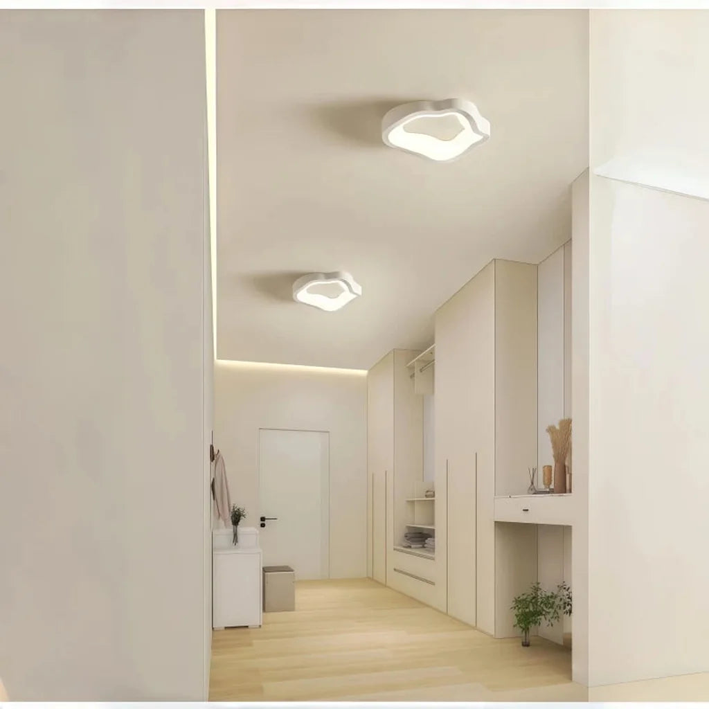 Plafonniers LED blancs dans une entrée
