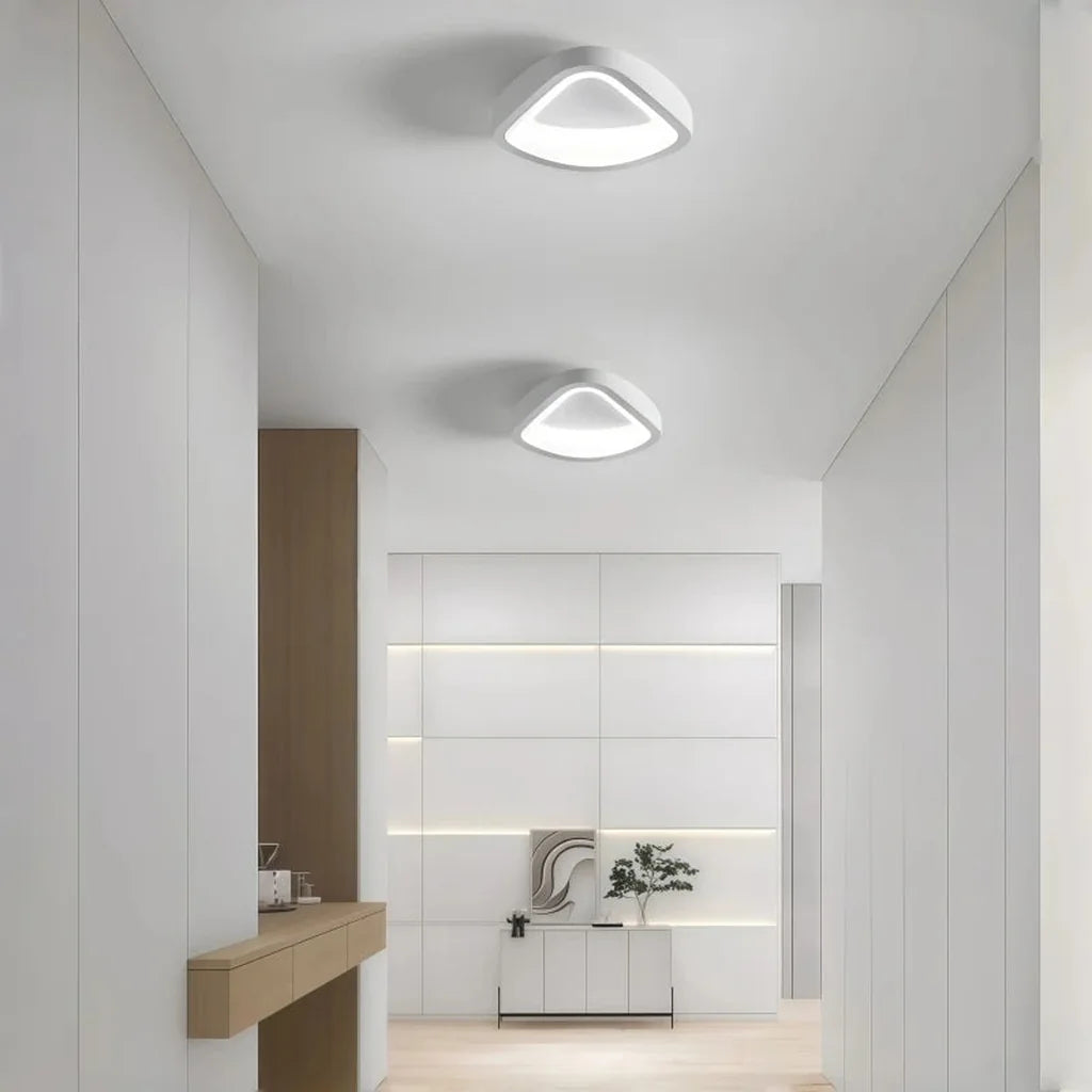 Plafonniers LED triangulaires dans un couloir
