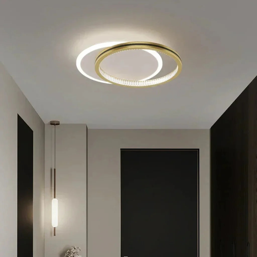 Plafonnier cristal doré dans un couloir