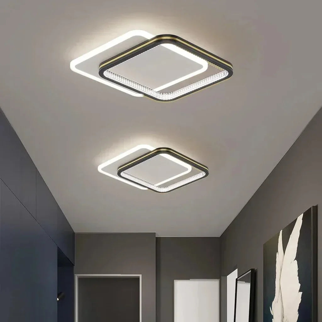 Plafonniers cristal noirs dans un couloir moderne