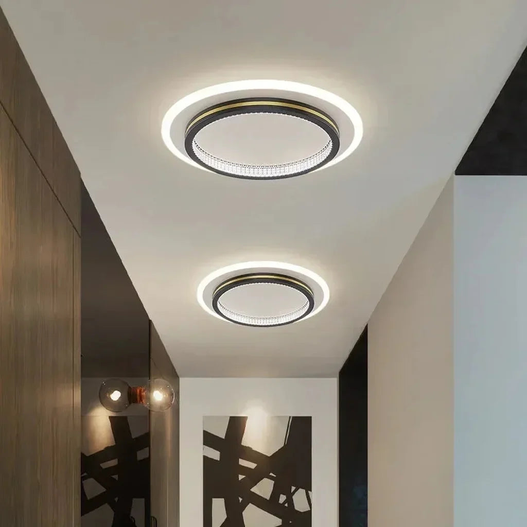 Plafonniers cristal ronds noirs dans un couloir élégant