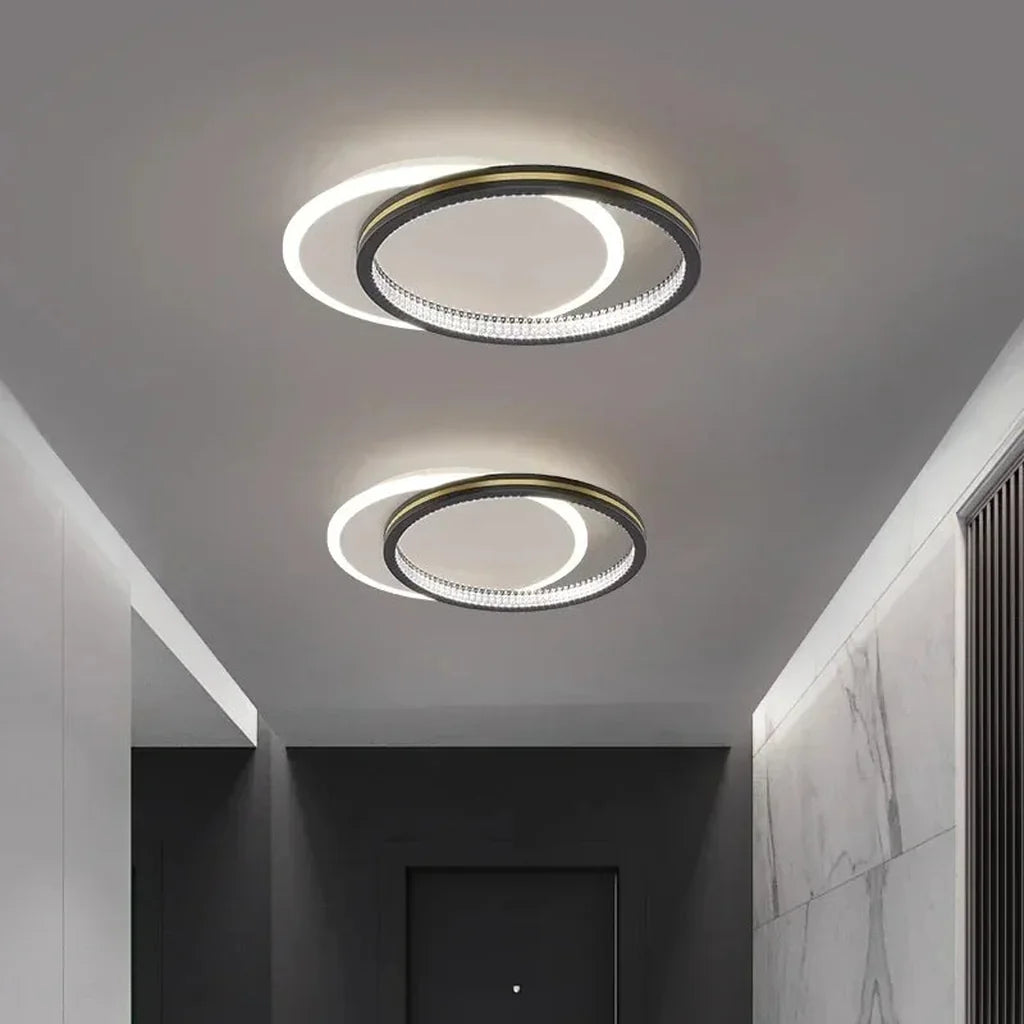 Plafonniers cristal ronds dans un couloir
