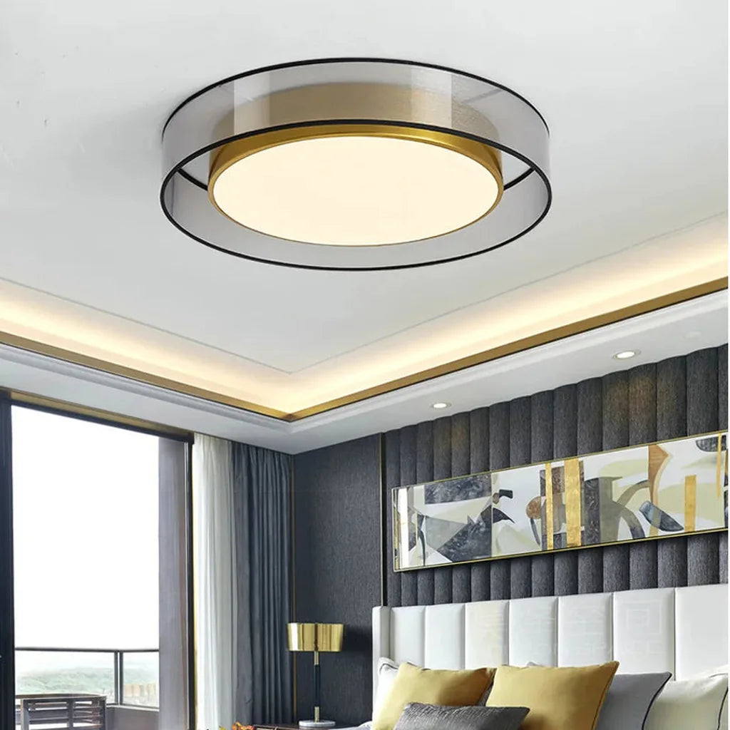 Plafonnier LED rond cuivré dans une chambre moderne
