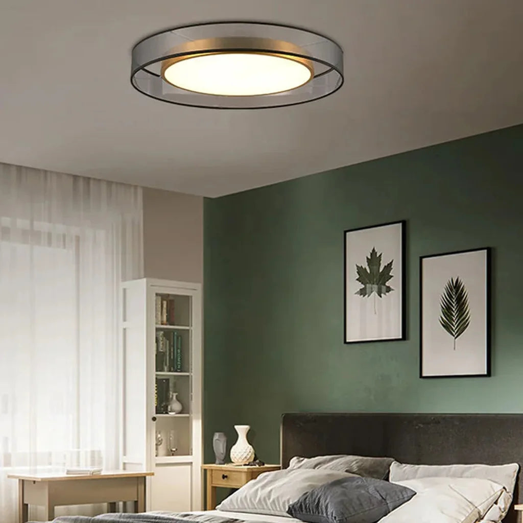 Plafonnier cuivre dans une chambre aux murs verts