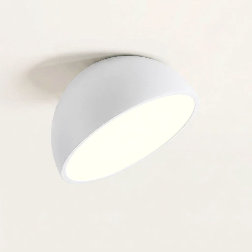 Plafonnier LED en demi-sphère inclinée blanche