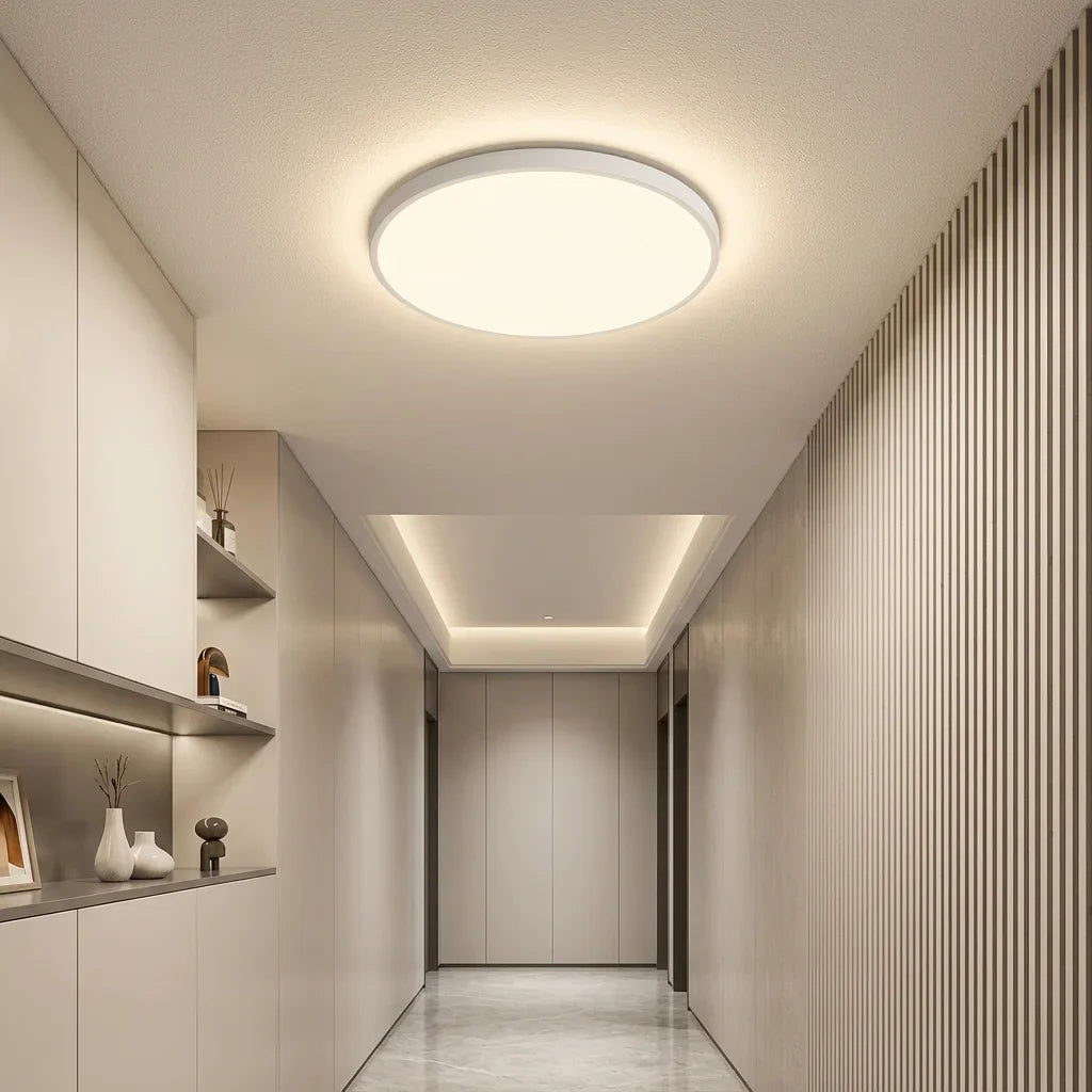 Plafonnier LED à détecteur dans un couloir moderne