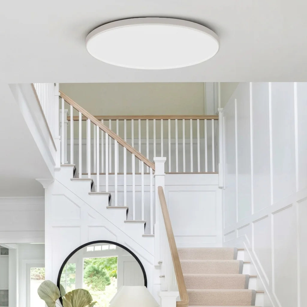 Plafonnier LED à détecteur au-dessus d’un escalier