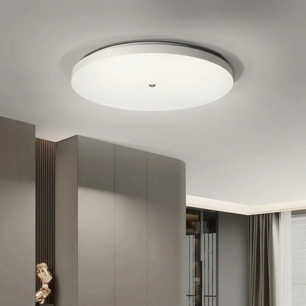 Plafonnier LED à détecteur dans un couloir