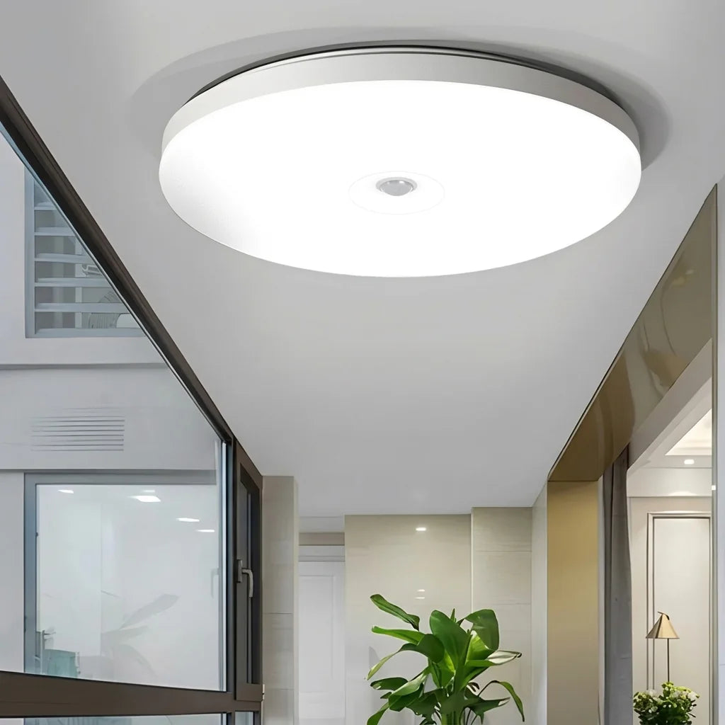 Plafonnier LED à détecteur sur une loggia couverte