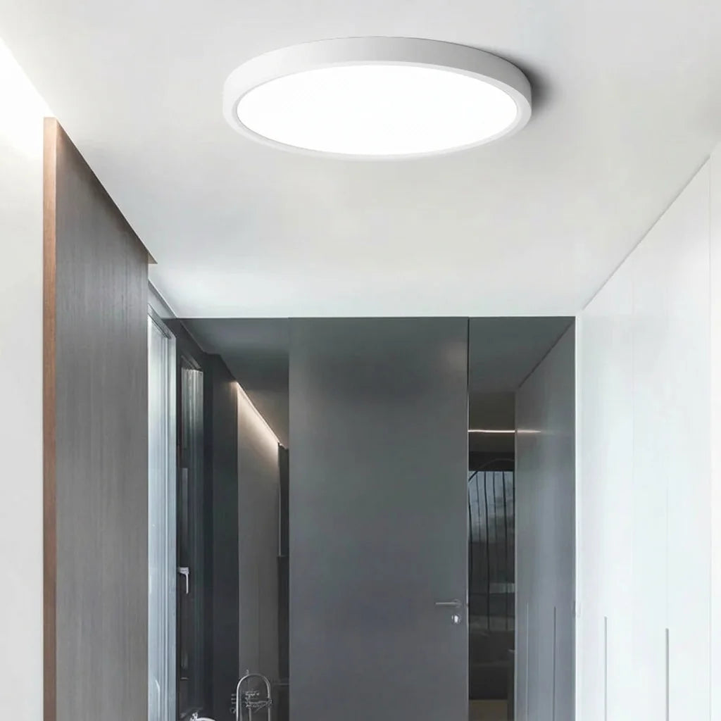 Plafonnier à détecteur de mouvement dans un couloir moderne