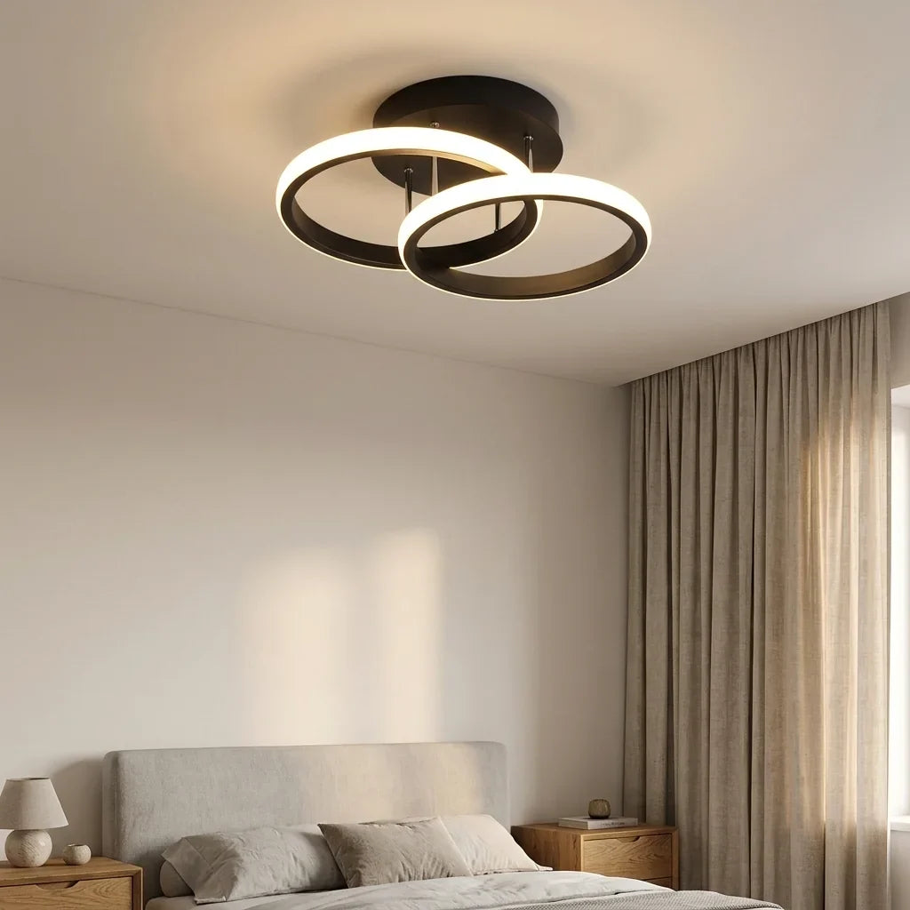 Plafonnier à anneaux noir dans une chambre apaisante