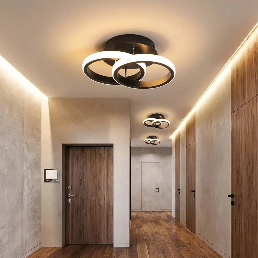 Plafonniers à deux anneaux dans un couloir à portes en bois