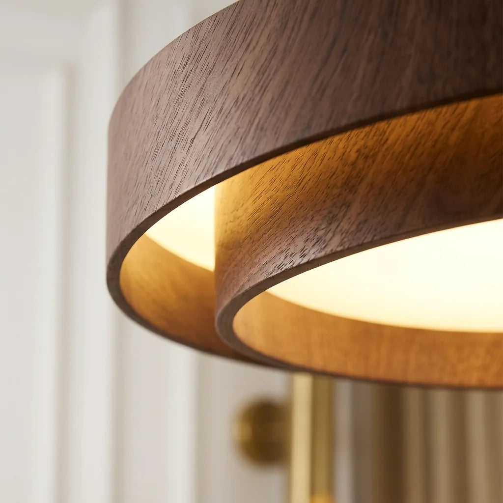 Anneaux finition noyer et lumière chaude en gros plan