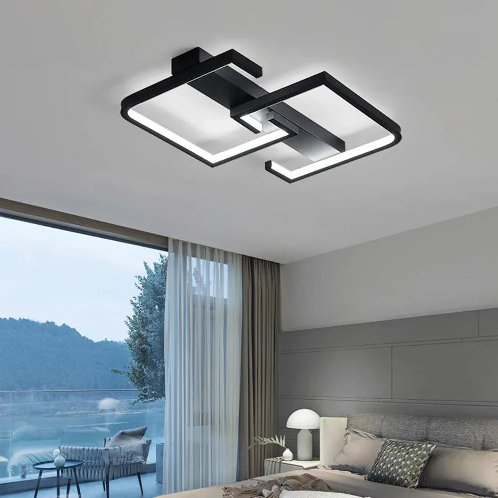 Plafonnier LED noir dans une pièce à baie vitrée