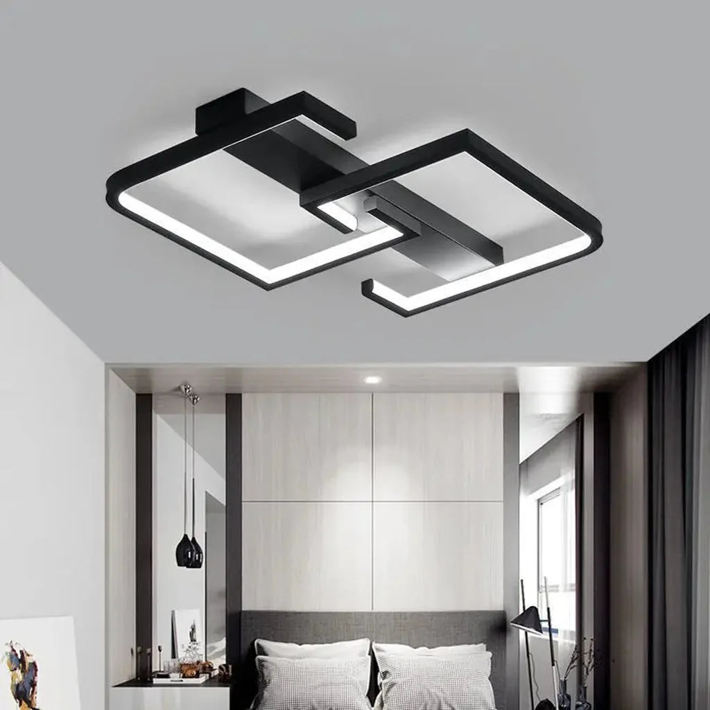 Plafonnier LED géométrique noir dans une chambre claire