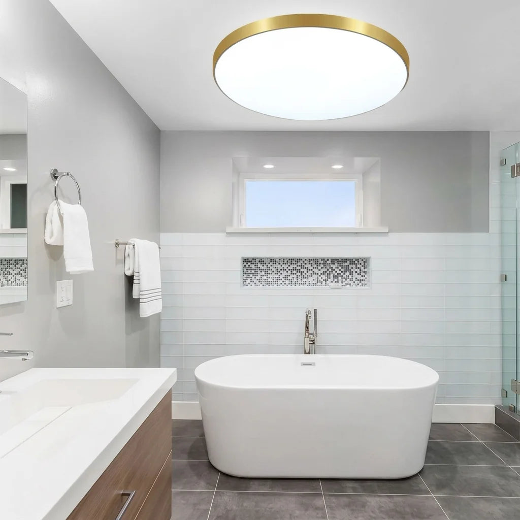 Plafonnier étanche doré dans une salle de bains moderne