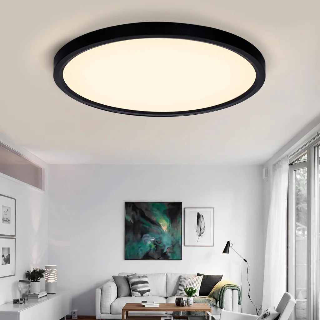 Plafonnier extra-plat noir dans un salon lumineux
