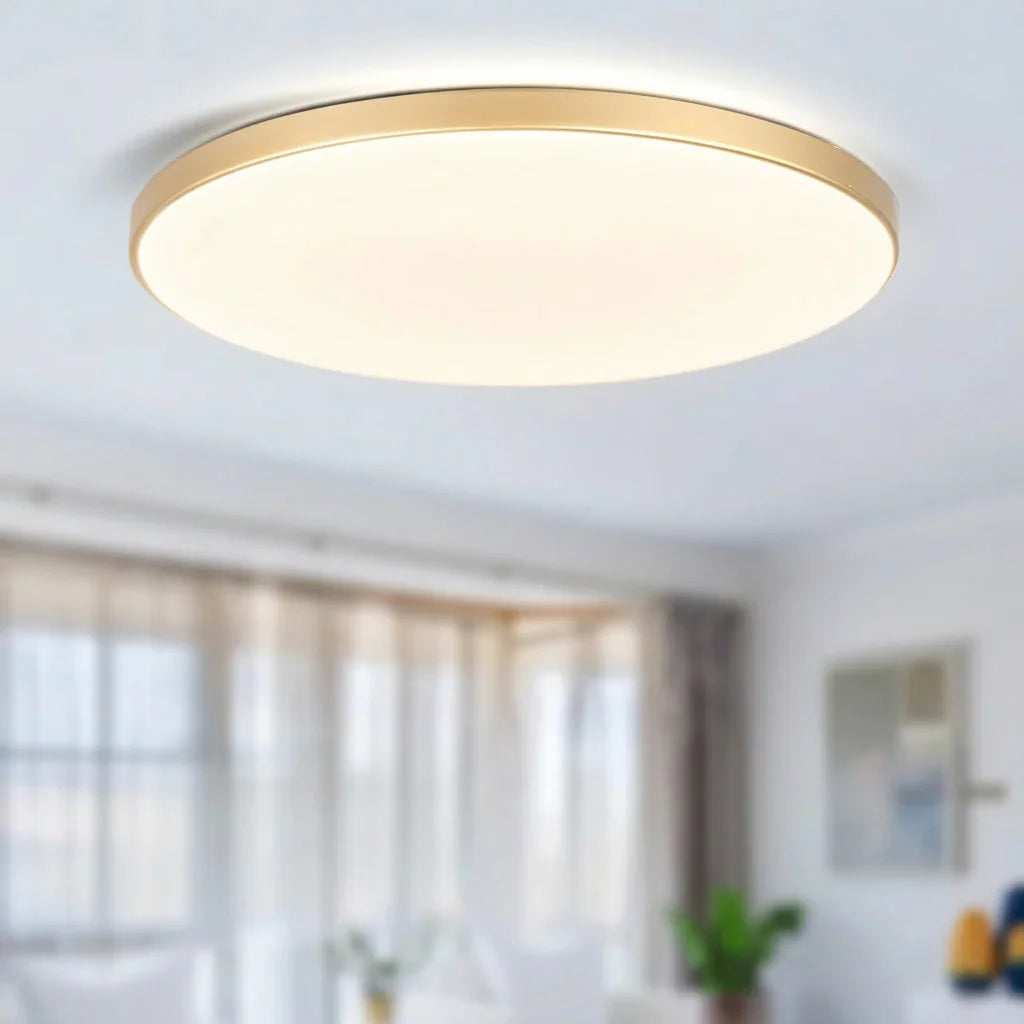 Plafonnier LED doré extra-plat dans un salon lumineux