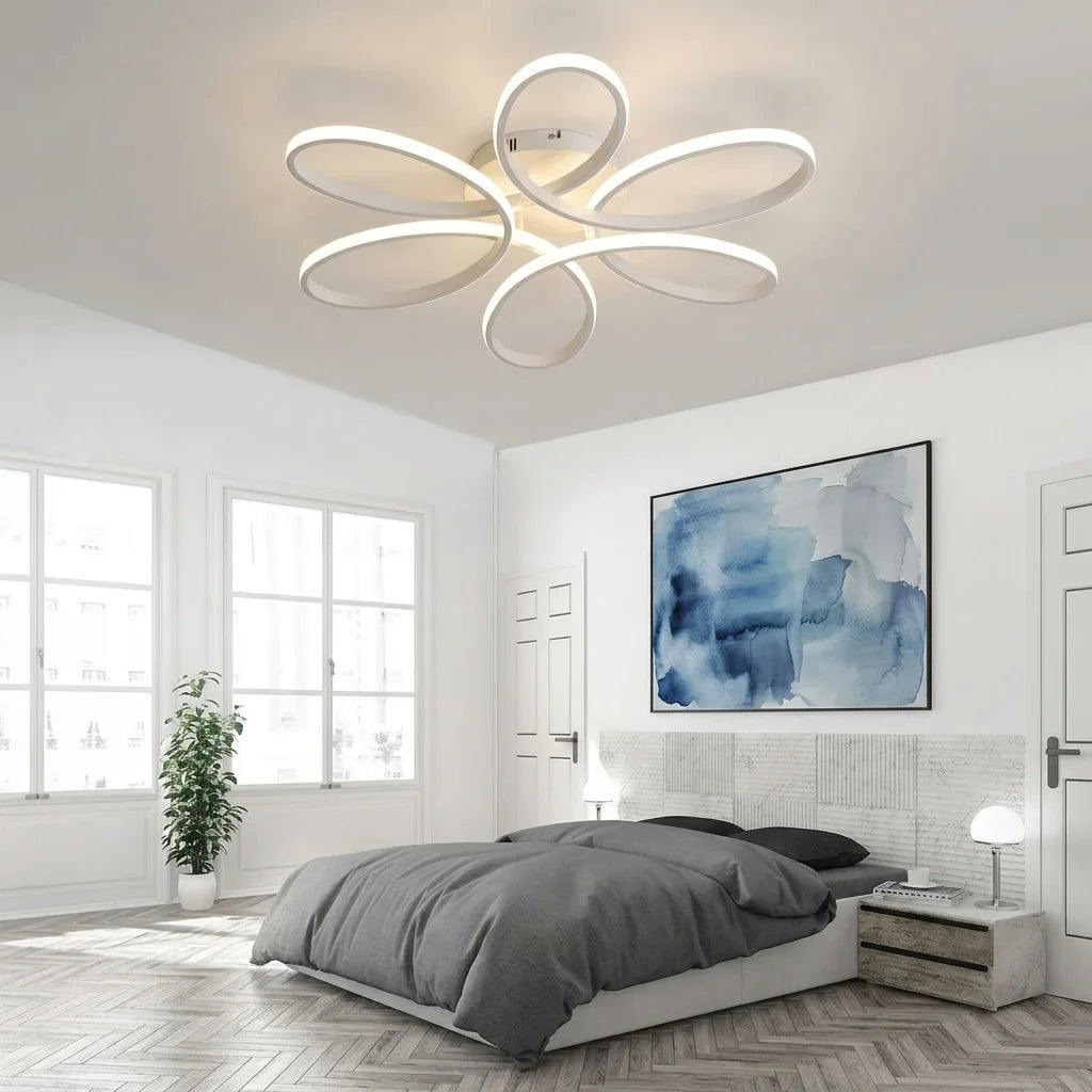 Plafonnier fleur blanc dans une chambre lumineuse
