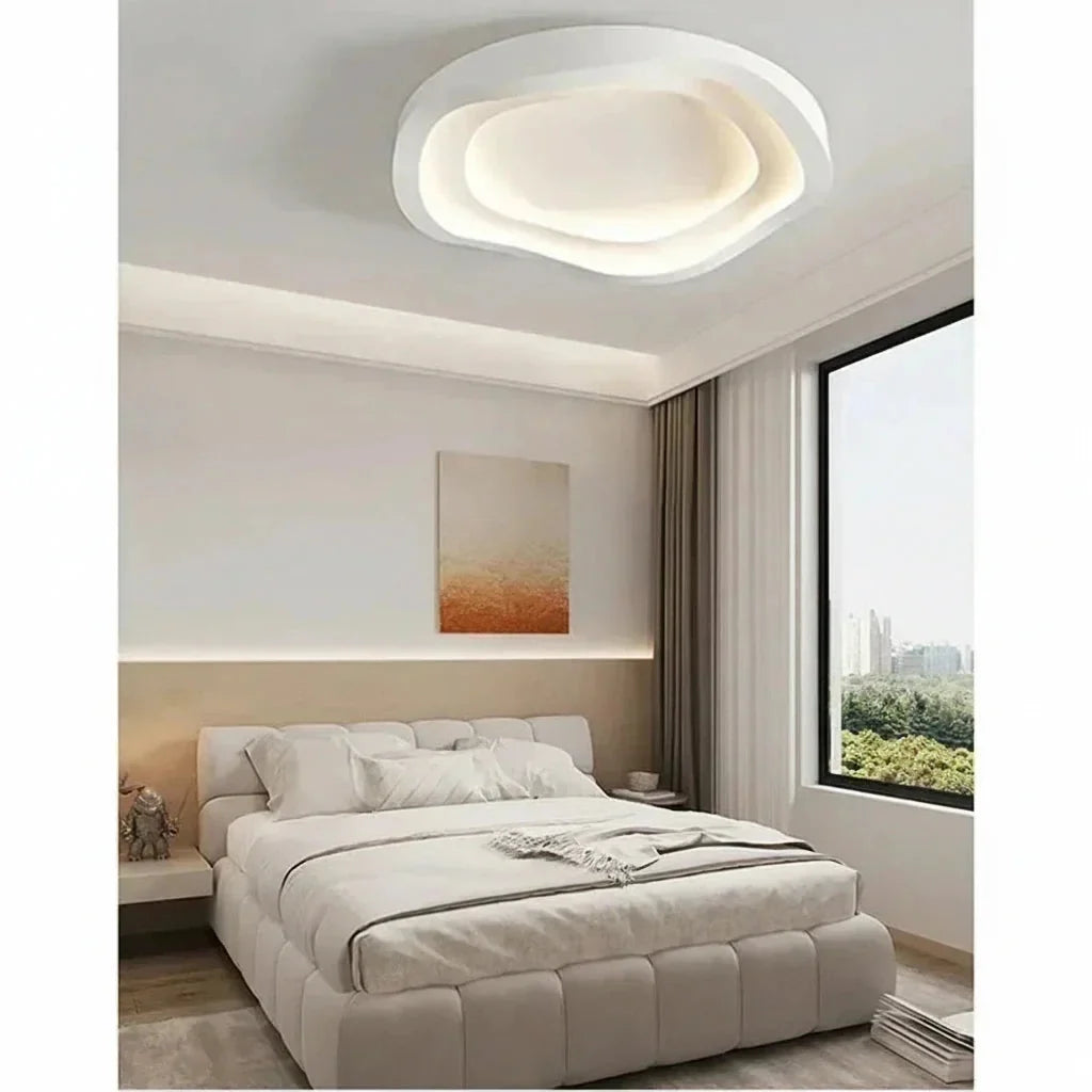 Plafonnier galet dans une chambre lumineuse