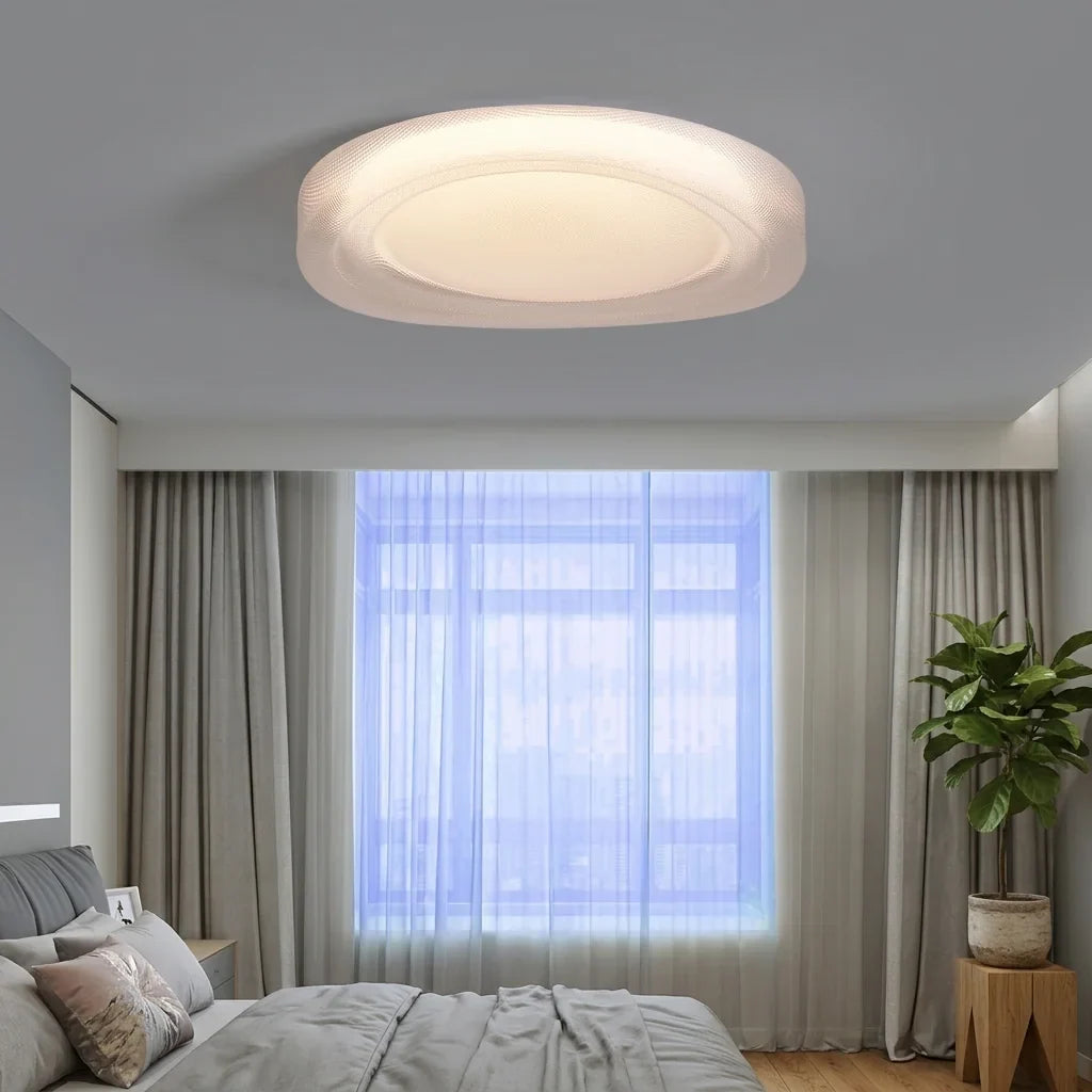 Plafonnier LED design dans une chambre lumineuse