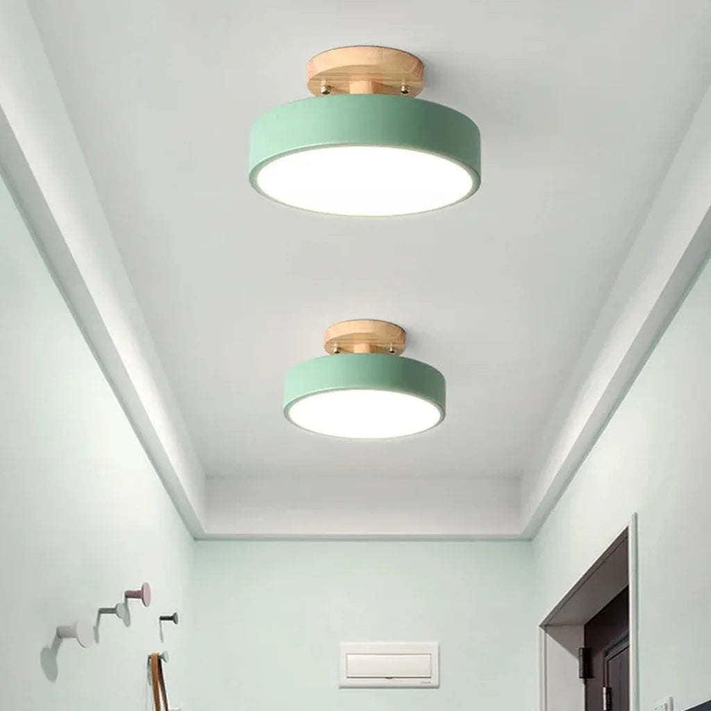 Plafonniers macaron vert menthe dans un couloir