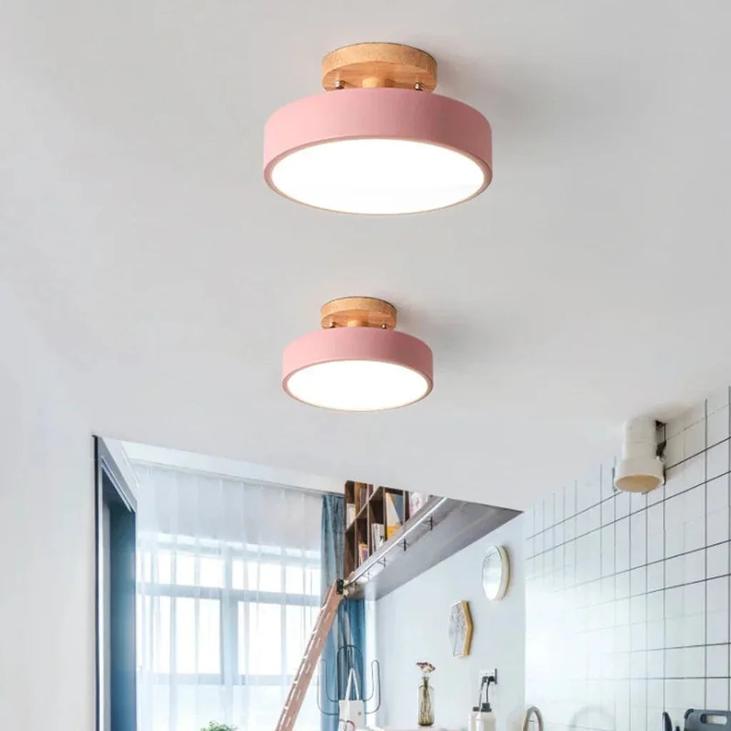 Plafonniers macaron roses dans une cuisine lumineuse