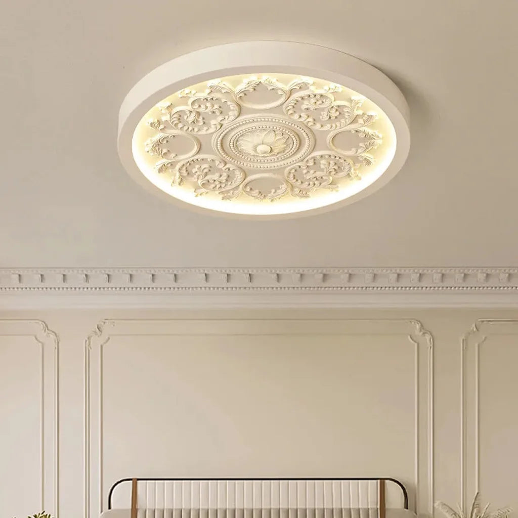 Plafonnier moulure sculptée blanc dans une chambre classique