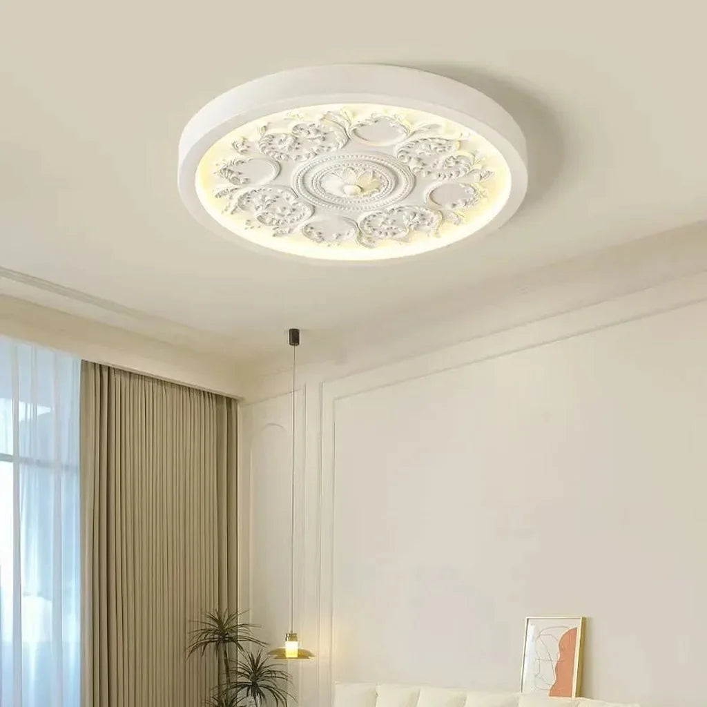 Plafonnier moulure sculptée blanc dans un séjour lumineux