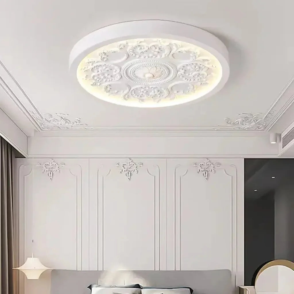 Plafonnier moulure sculptée dans un salon à moulures