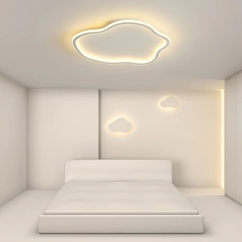 Plafonnier nuage blanc dans une chambre crème minimaliste