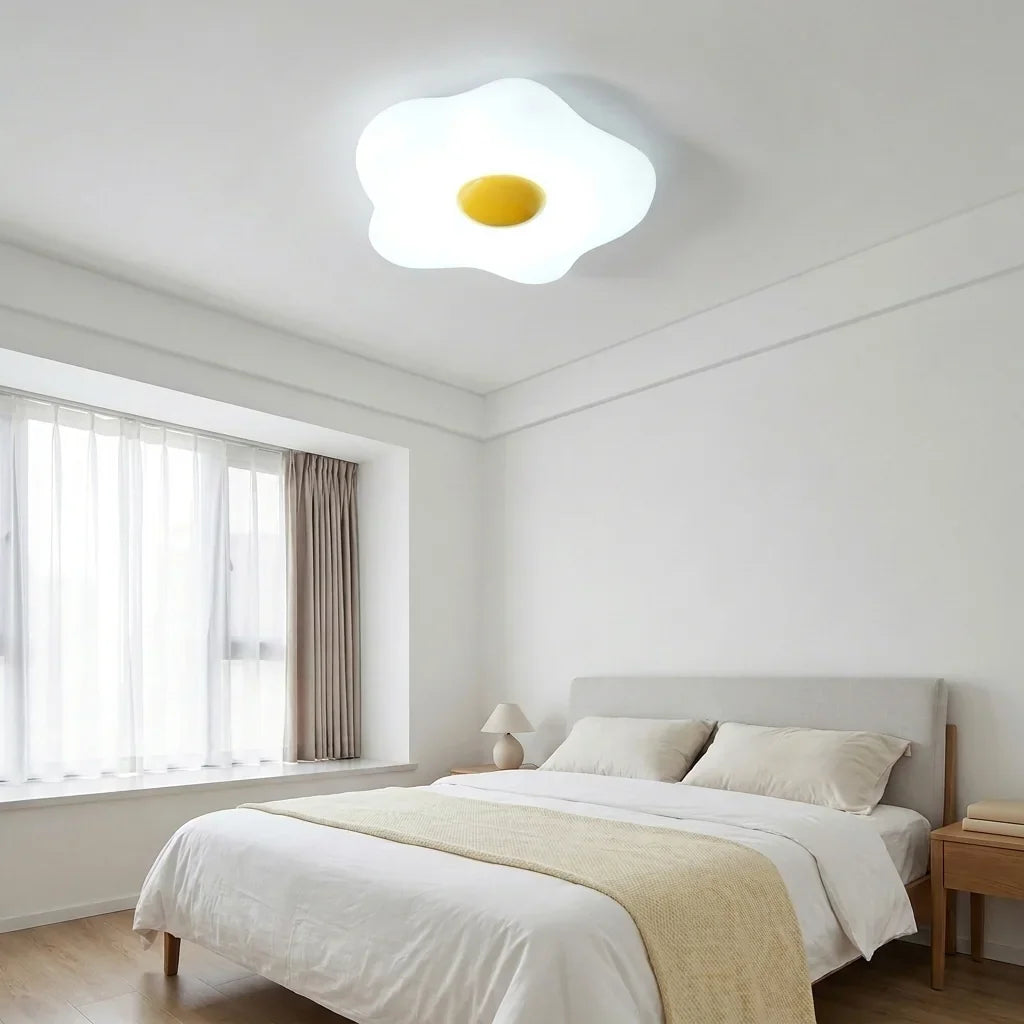 Plafonnier œuf au plat dans une chambre lumineuse