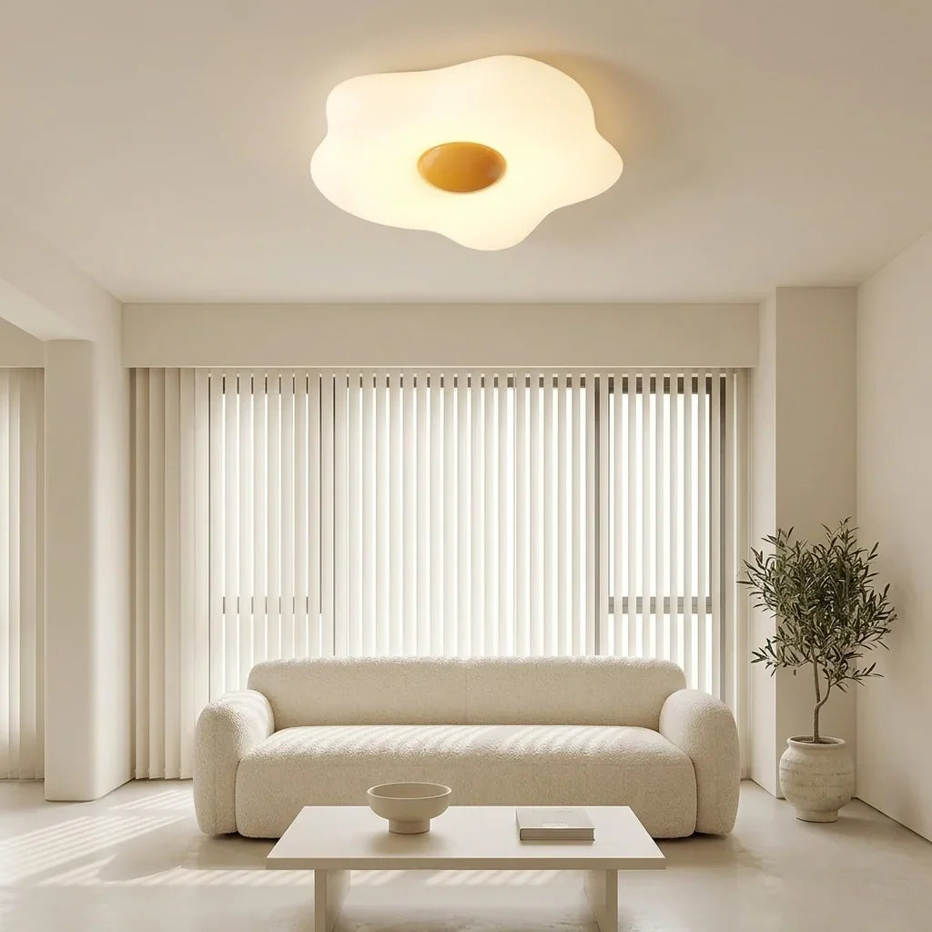 Plafonnier œuf au plat dans un salon minimaliste