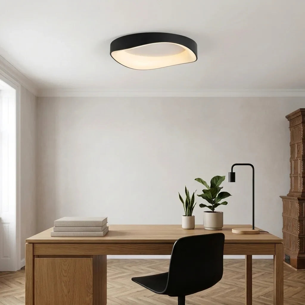 Plafonnier ondulé noir dans un bureau scandinave