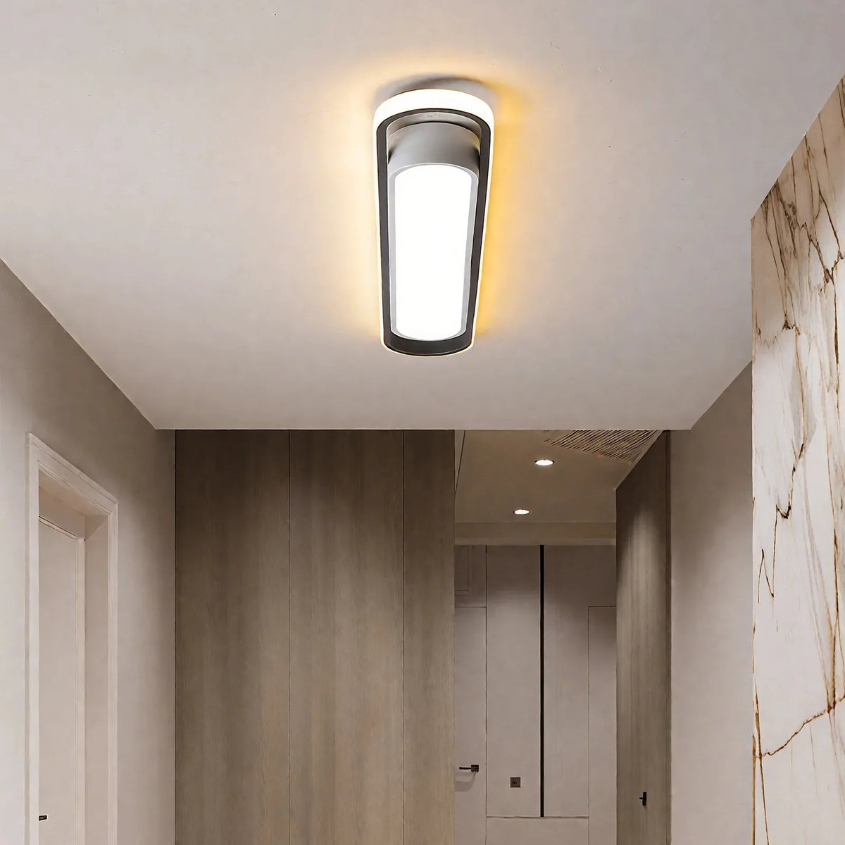 Couloir étroit éclairé par un plafonnier LED ovale allongé
